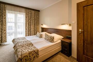 Фото номера Улучшенный двухместный номер с 1 кроватью Отель Orient Palace г. Беляны-Вроцлавске 3
